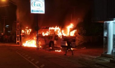 பஸ்ஸுக்கு தீ வைத்த போராட்டக்காரர்கள்