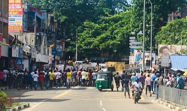 பிரதமர் மஹிந்தவின் தங்காலை கால்டன் வீடு முற்றுகை