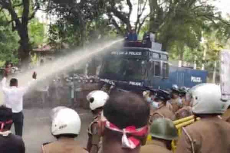 பேராதனையில் போராட்டத்தில் ஈடுபட்ட மாணவர்கள் மீது கண்ணீர்ப்புகை பிரயோகம்