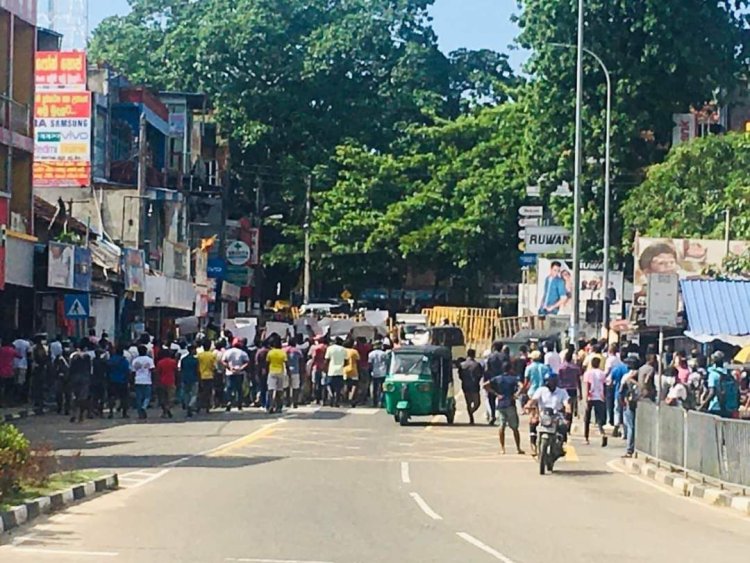 பிரதமர் மஹிந்தவின் தங்காலை கால்டன் வீடு முற்றுகை