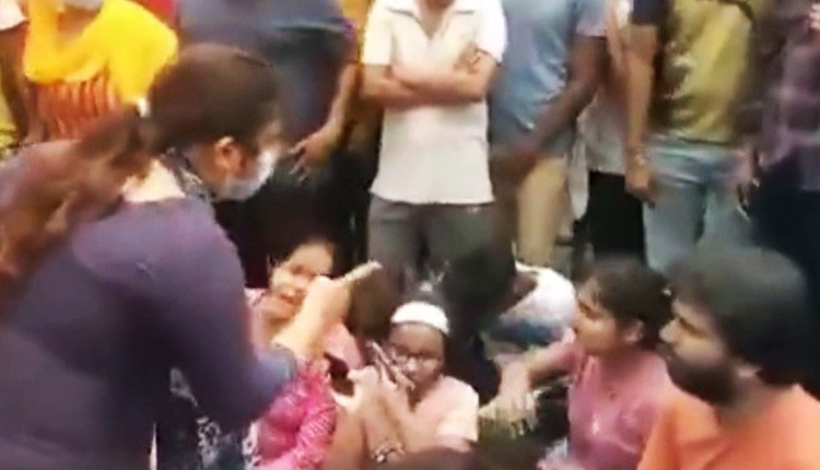 பாடசாலை வாகனத்தில் தலையை வெளியே விட்டு மின் கம்பத்தில் மோதி சிறுவன் பலி