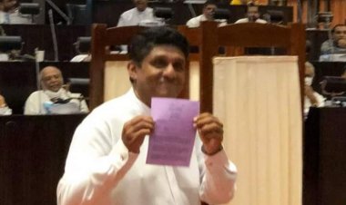 இரகசிய வாக்குச்சீட்டை பகிரங்கமான காண்பித்த சஜித்