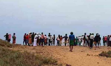 கடல் அலையில் சிக்கிய மூவர் மாயம்