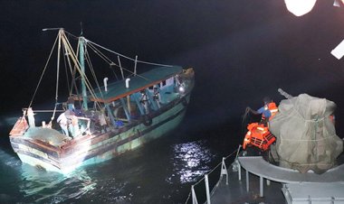 அவுஸ்திரேலியா செல்ல முற்பட்ட 54 பேர் கைது