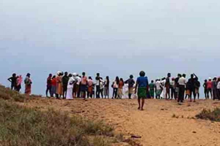 கடல் அலையில் சிக்கிய மூவர் மாயம்