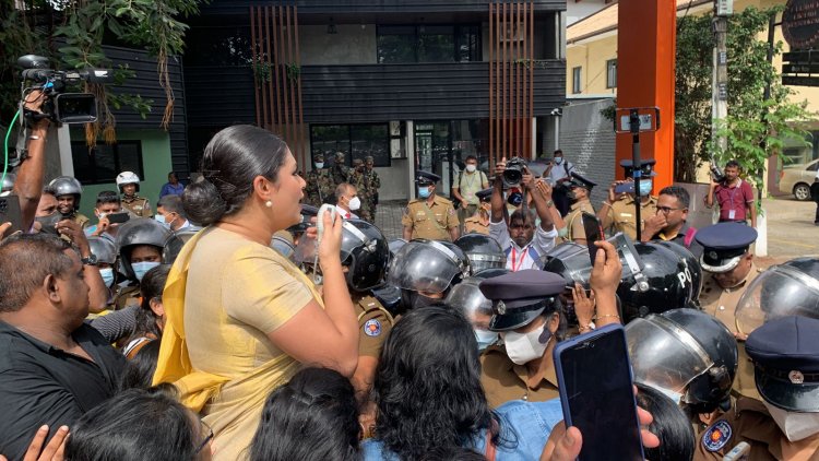பிரதமர் ரணிலின் வீட்டிற்கு முன்பாக போராட்டம் – பொலிஸார் குவிப்பு