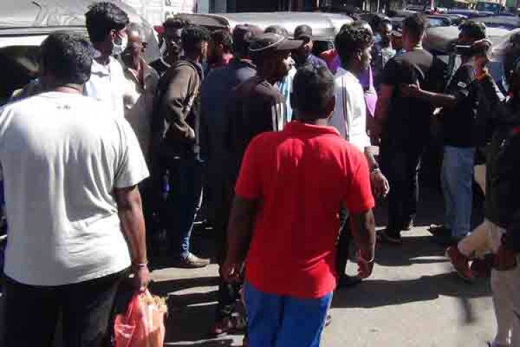 ஹட்டன்  எரிபொருள் வரிசையில் பதற்றம்