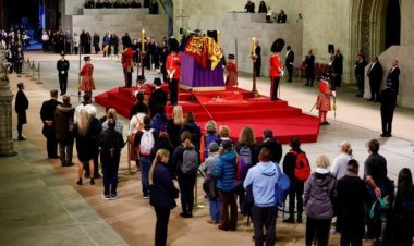 ராணி எலிசபெத் இறுதி ஊர்வலம் தொடங்கியது.. ராணிக்கு விடை கொடுக்க குவிந்த 10 லட்சம் பேர்