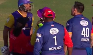 யூசுப் பதானை தள்ளி விட்ட ஜான்சன்.... வைரல் வீடியோ