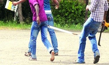 யாழில் இடம்பெற்ற வாள்வெட்டு - இருவர் படுகாயம்