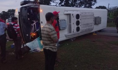 கிளிநொச்சியில் பஸ் விபத்து: 23 பேருக்கு காயம்