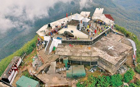 சிவனொளிபாத மலையில் குவியும் பிளாஸ்டிக் கழிவுகள்