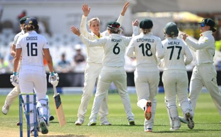 இங்கிலாந்தை துவம்சம் செய்து ஆஸி அபார வெற்றி!