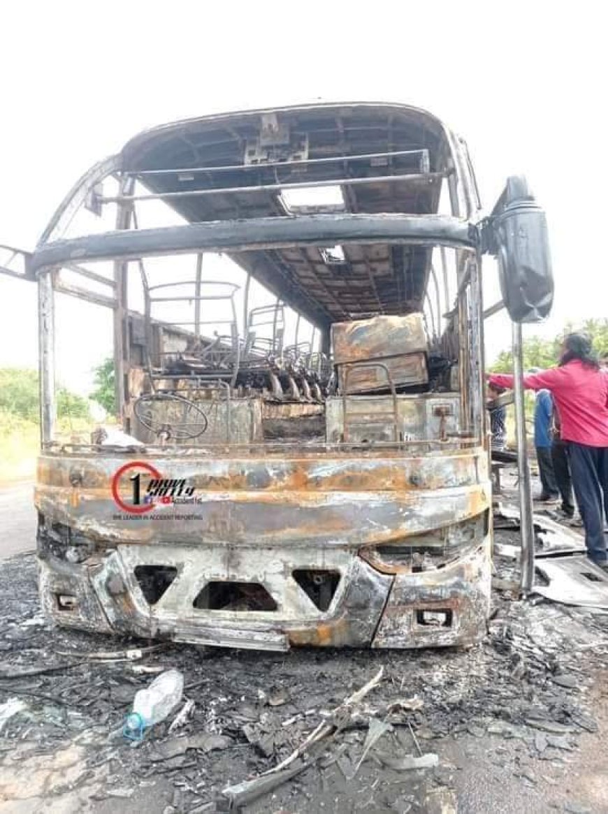 யாழிலிருந்து கொழும்பு சென்ற சொகுசு பஸ் தீக்கிரை