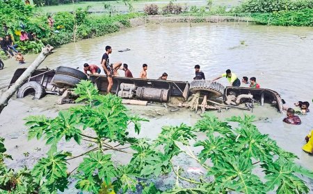 குளத்தில் கவிழ்ந்த பேருந்து - 17 பேர் பலி - 35 பேர் காயம்