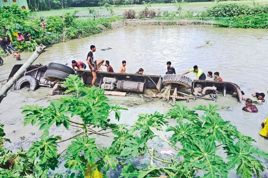 குளத்தில் கவிழ்ந்த பேருந்து - 17 பேர் பலி - 35 பேர் காயம்