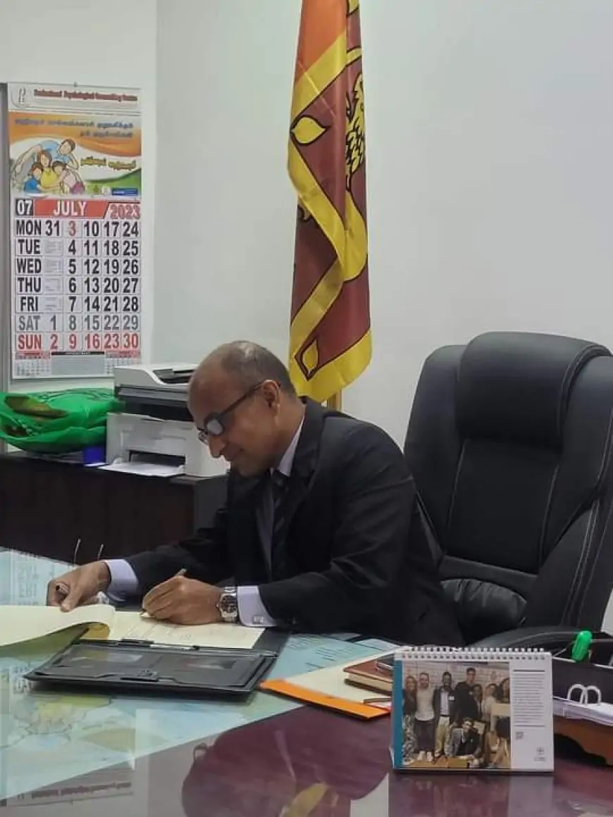 திருகோணமலை மாவட்டச் செயலாளர் கடமையை பொறுப்பேற்றார்