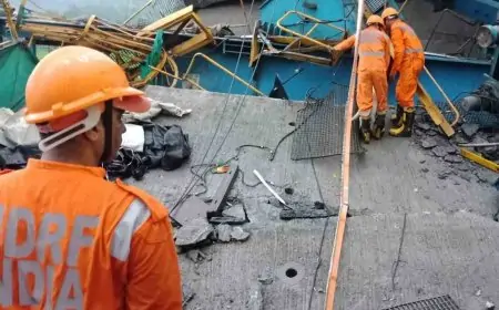 ராட்சத கிரேன் இயந்திரம் விழுந்து 17 பேர் உடல் நசுங்கி பலி 