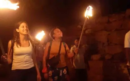 பந்தங்களுடன் மிஹிந்தலைக்கு  சென்ற வெளிநாட்டவர்கள்