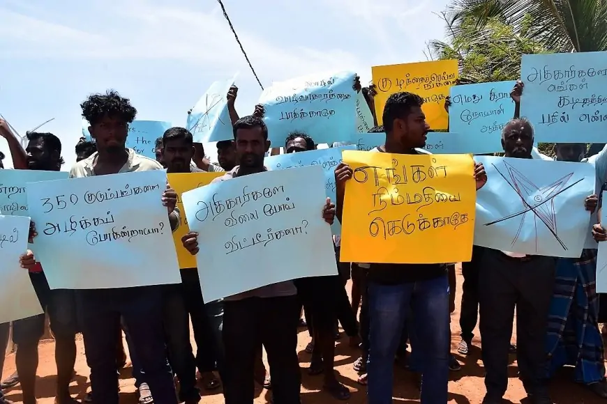 மன்னாரில் அமைக்கப்பட்ட காற்றாலை மின் நிலையத்தை எதிர்த்து ஆர்ப்பாட்டம்
