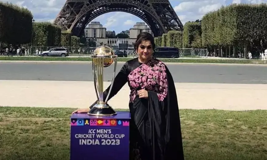 கிரிக்கெட் உலககோப்பையுடன் மீனா.. அடேங்கப்பா!
