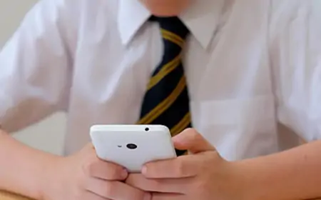 இலங்கையில் மாணவர்களுக்கு அலைபேசி பாவனைக்கு கட்டுப்பாடு... வெளியான தகவல்