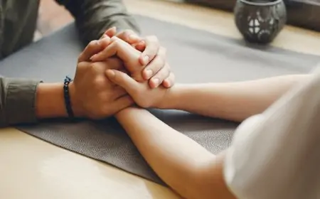 மனைவியின் தவறான தொடர்பு - மகளுடன் ரயிலில் பாய்ந்த கணவன்