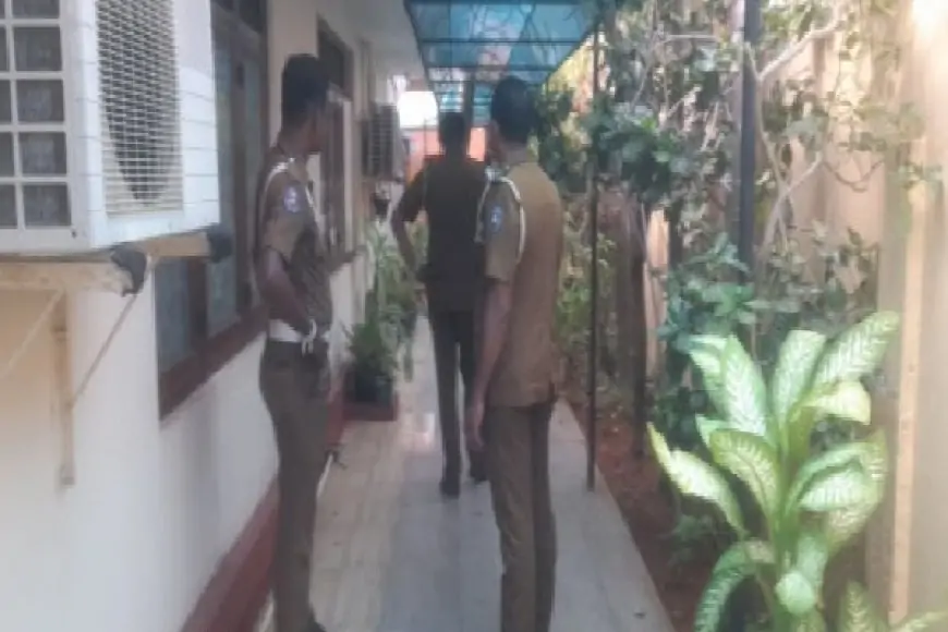 யாழில் விடுதியில் சடலமாக மீட்கப்பட்ட சிறுமி... பரபரப்பை ஏற்படுத்திய சம்பவம்