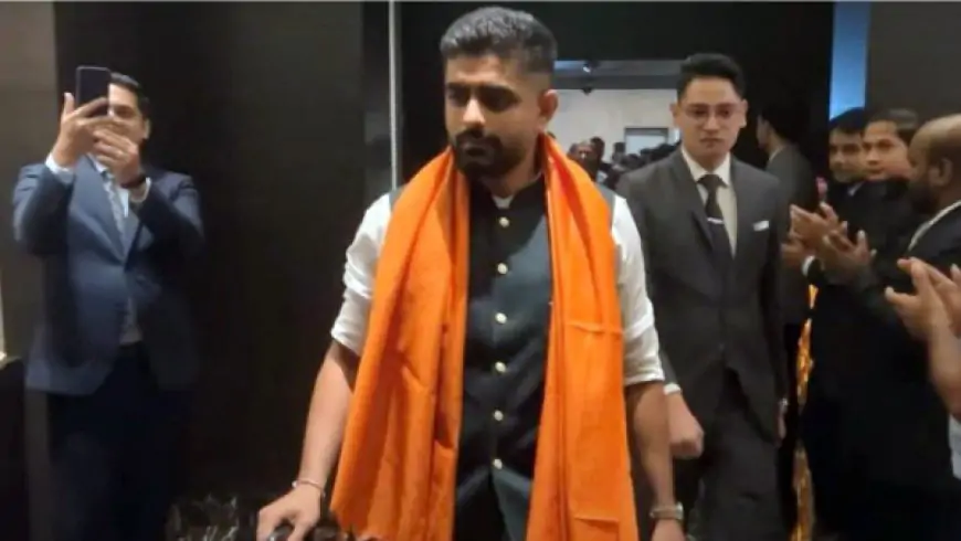 காவி துண்டு போட்டு பாபர் அசாம்க்கு வரவேற்பு.. வெடித்த சர்ச்சை.. நடந்தது என்ன? 