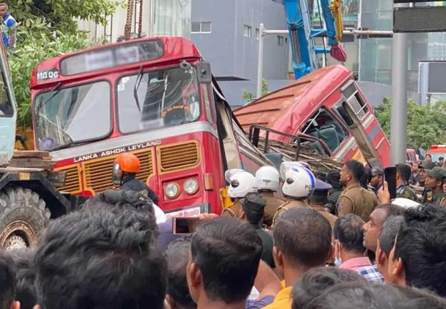 கொழும்பில்  சோகம்: பஸ் மீது மரம் விழந்து ஐவர் உயிரிழப்பு