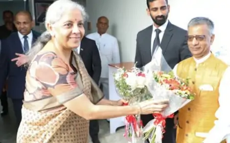 இந்திய நிதி அமைச்சருக்கு விமான நிலையத்தில் வரவேற்பு