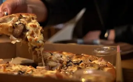 பாம்பை வைத்து  தயாரிக்கப்பட்ட Pizza... அச்சத்தில் பொதுமக்கள்!