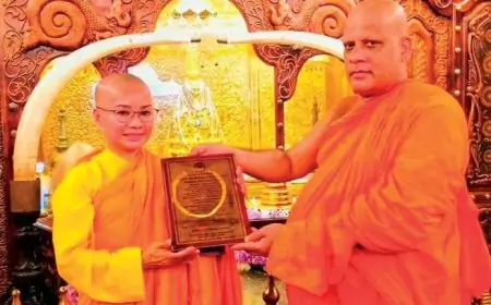 வியட்நாம் பிரபஞ்ச அழகியான பிக்குனி மிஹிந்தலை விகாரையை வழிபாடு