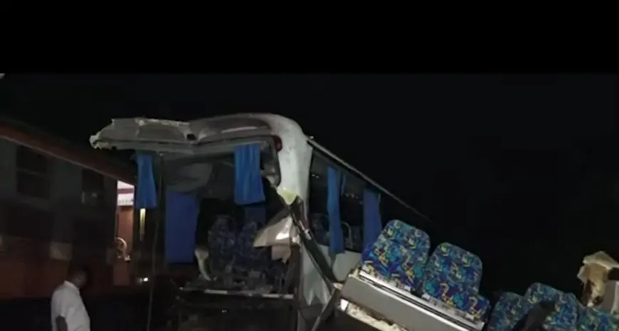 சுற்றுலா பயணிகளை ஏற்றிச் சென்ற பஸ் விபத்து