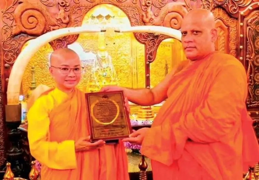 வியட்நாம் பிரபஞ்ச அழகியான பிக்குனி மிஹிந்தலை விகாரையை வழிபாடு