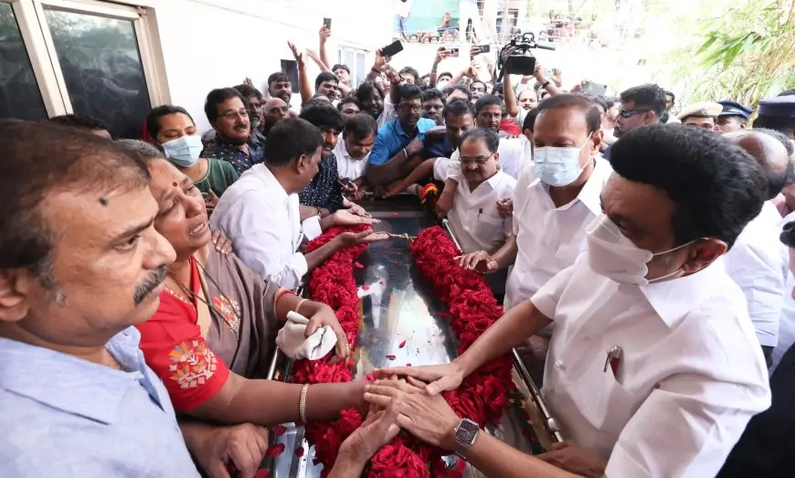 நடிகர் விஜயகாந்த் காலமானார் - கண்ணீர் விட்டு கதறி அழுதபடி பெருந்திரளான மக்கள் அஞ்சலி