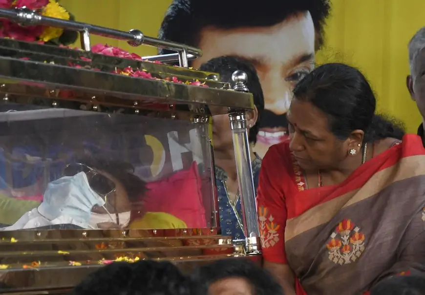 கேப்டன் விஜயகாந்த் இறுதி பயணம்... அரசு மரியாதையுடன் நல்லடக்கம்!