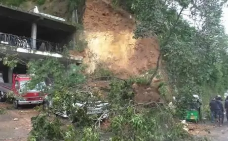 மண்மேடு சரிந்து விழுந்ததில் நான்கு வாகனங்கள் சேதம்