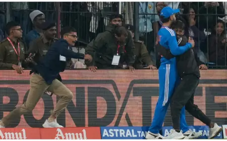 விராட் கோலியை களத்தில் கட்டி பிடித்த இளைஞரால் பரபரப்பு