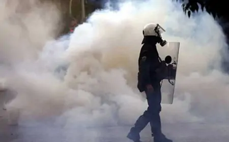 கல்விசாரா ஊழியர்களை கலைக்க பொலிஸார் கண்ணீர் புகை பிரயோகம்