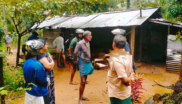 சுவர் இடிந்து விழுந்து இளம் தாய் மரணம்; தந்தையும் குழந்தையும் படுகாயம்