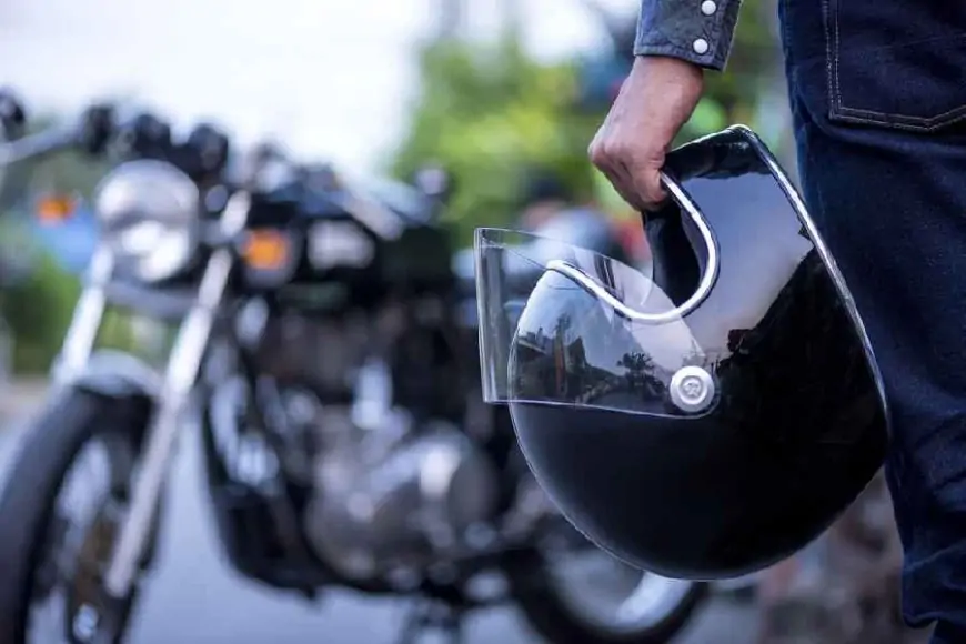 மகளின் திருமண நிகழ்வில் விருந்தினர்களுக்கு ஹெல்மெட் வழங்கிய தந்தை
