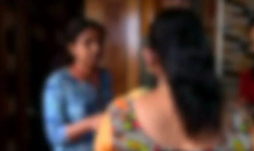 இந்த ஊரில் பெண்கள் 5 நாட்கள் ஆடையே அணியமாட்டாங்க... இப்படி ஒரு கிராமமா?