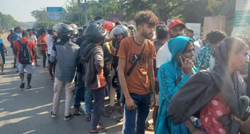 டிக்கெட் வாங்க அதிகாலை முதல் அலைமோதும் இலங்கை ரசிகர்கள்