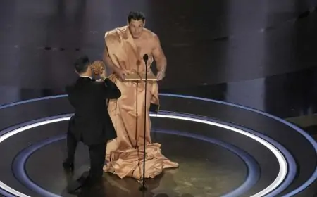 ஆடையின்றி ஆஸ்கர் மேடைக்கு வந்த ஜான் சீனா.... அதிர்ச்சியில் ரசிகர்கள்