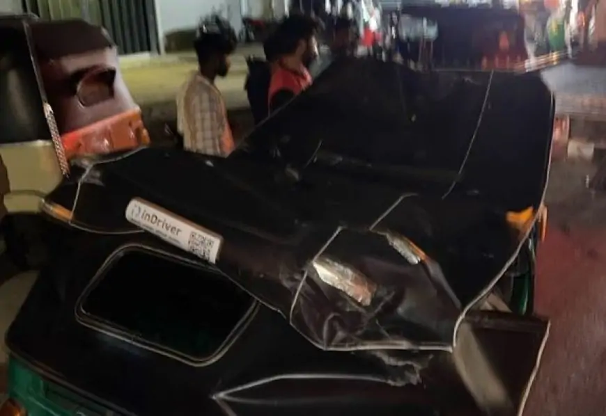 Mustang crashes with three-wheeler in Dehiwela