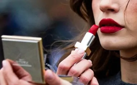 சிவப்பு நிற லிப்ஸ்டிக் போட பெண்களுக்கு தடை விதிப்பு... எங்கு தெரியுமா?