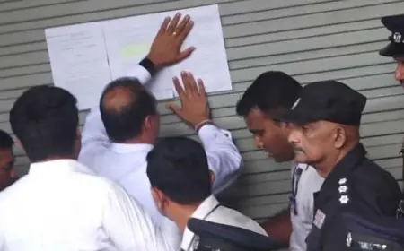 கட்சியின் தலைமையகம் முன்பாக பதவியேற்ற தயாசிறி 