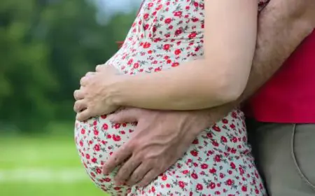 கணவனிடம் கப்பம் கேட்ட கர்ப்பிணி மனைவியும் காதலனும் கைது