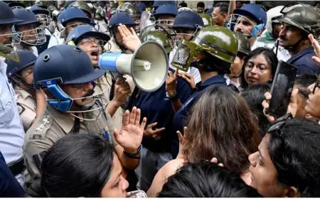 பெண்  பயிற்சி வைத்தியரின் கொடூர கொலைக்கு எதிராக இந்திய வைத்தியர்கள் போராட்டம்